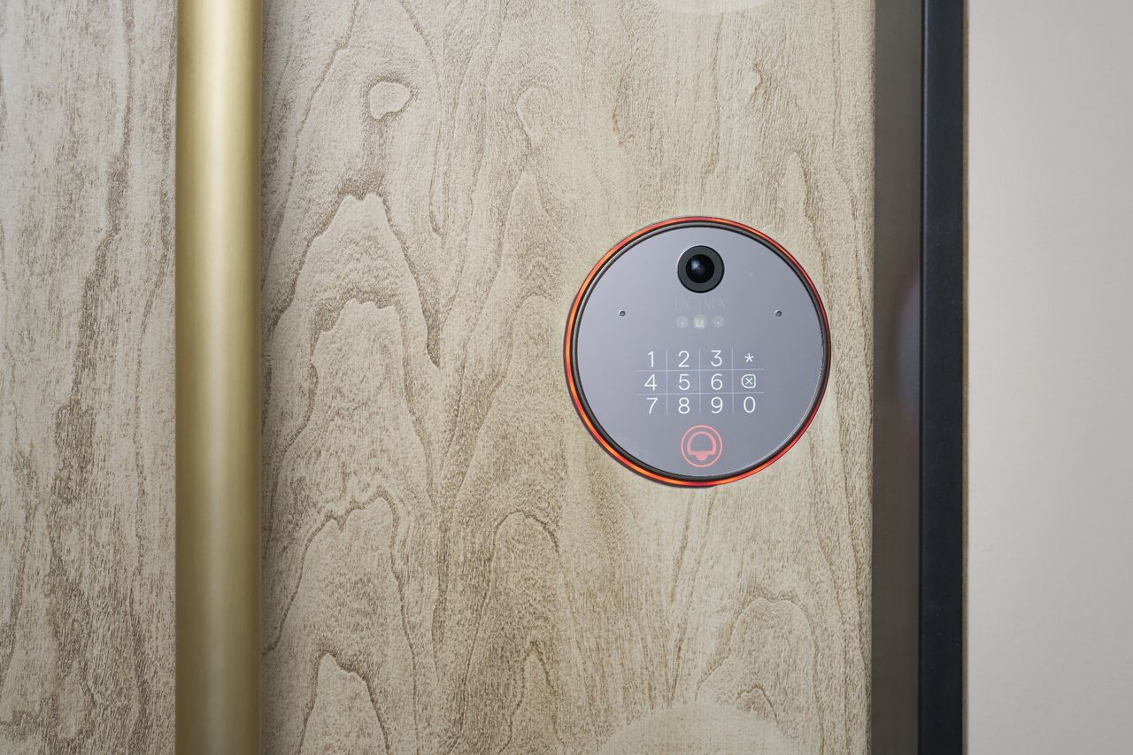 Grundarna av August har gjort en smart dörr