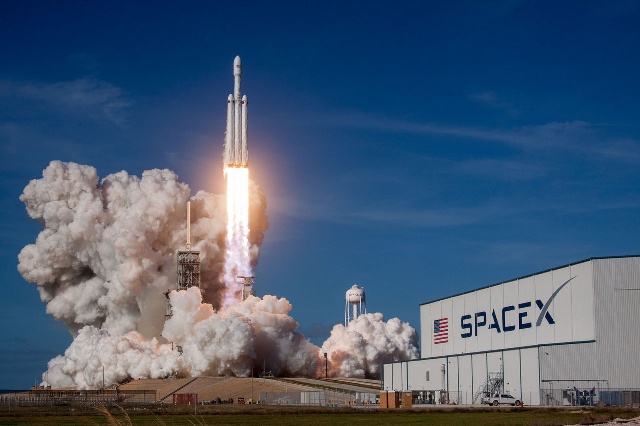 SpaceX sägs sikta på börsnotering nästa år