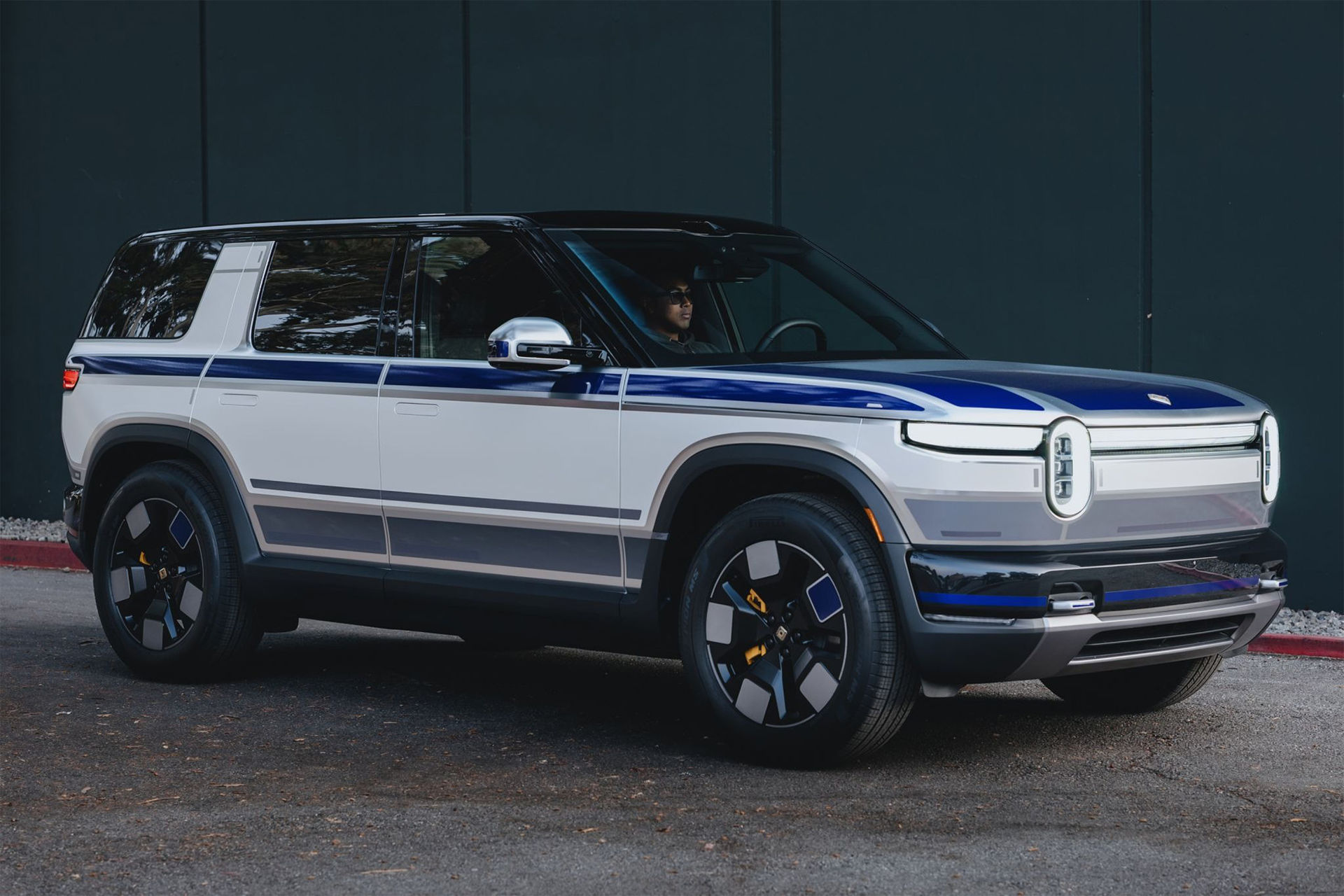 Rivian R2 klädd som R2-D2