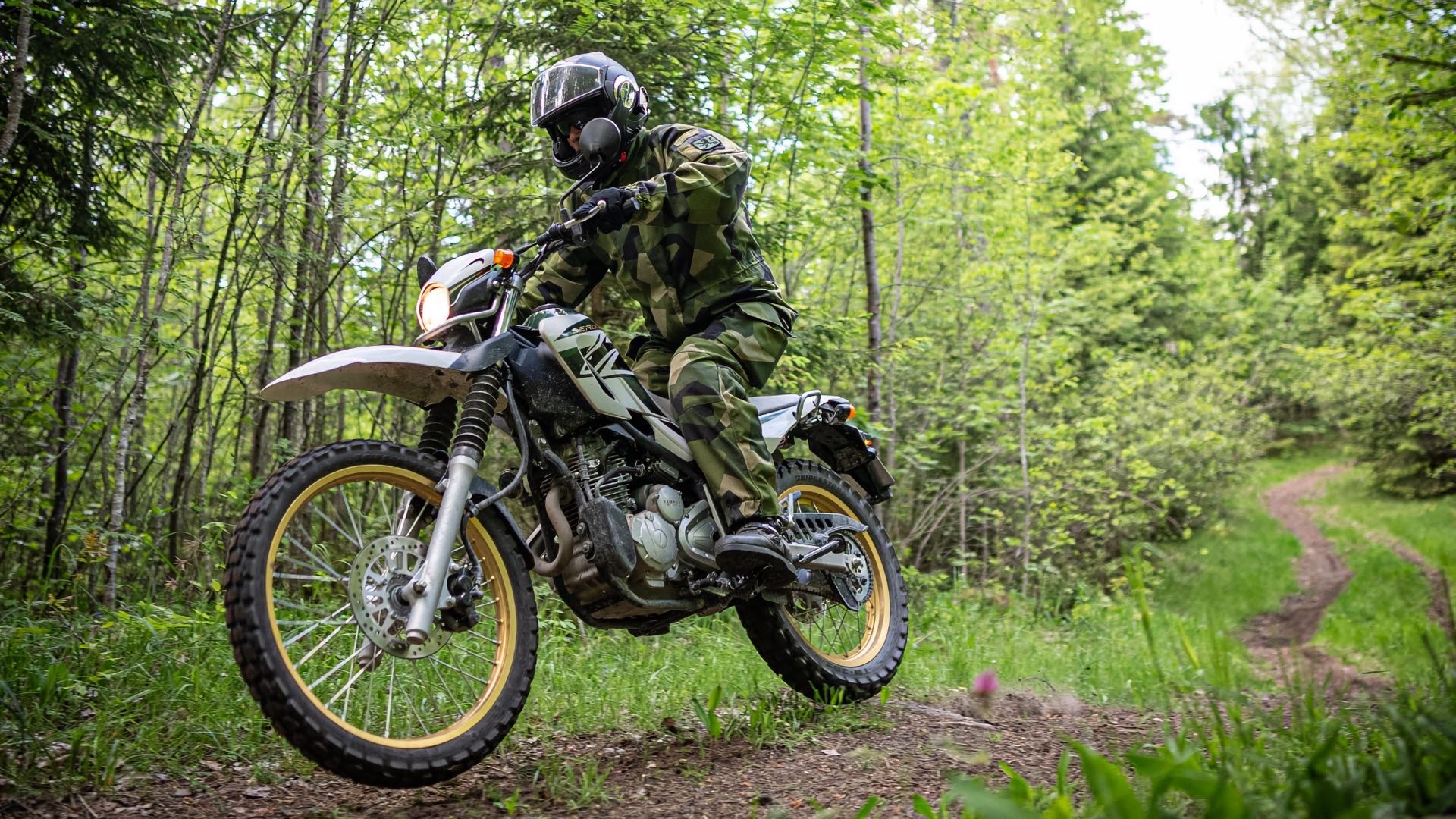 Militären sadlar om till två hjul