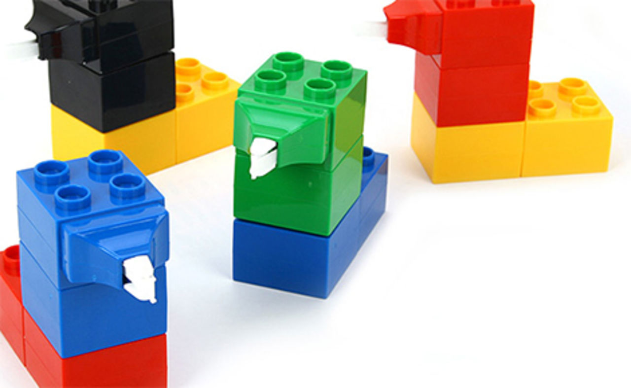 Tipp-ex i legoblock för kontoret