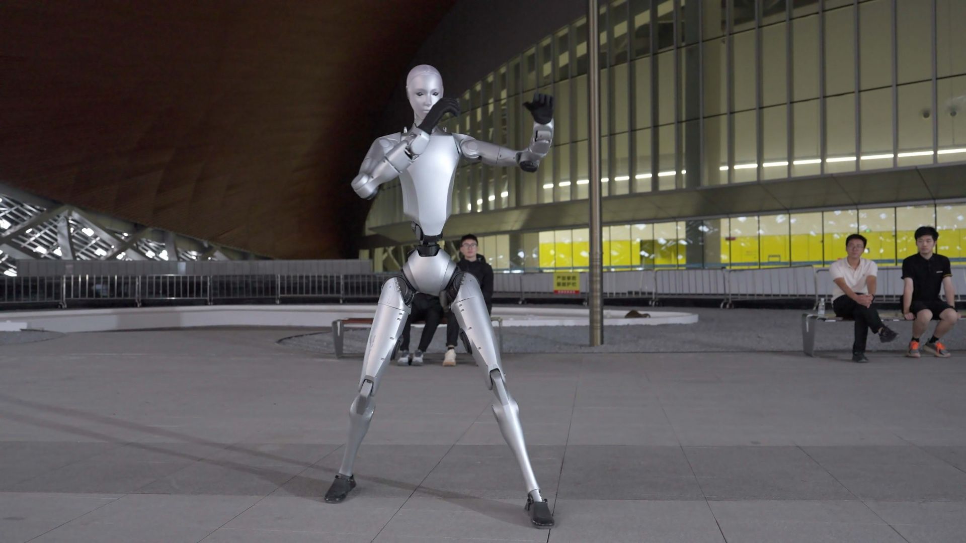 Unitree H2 är en hejare på hoppsparkar