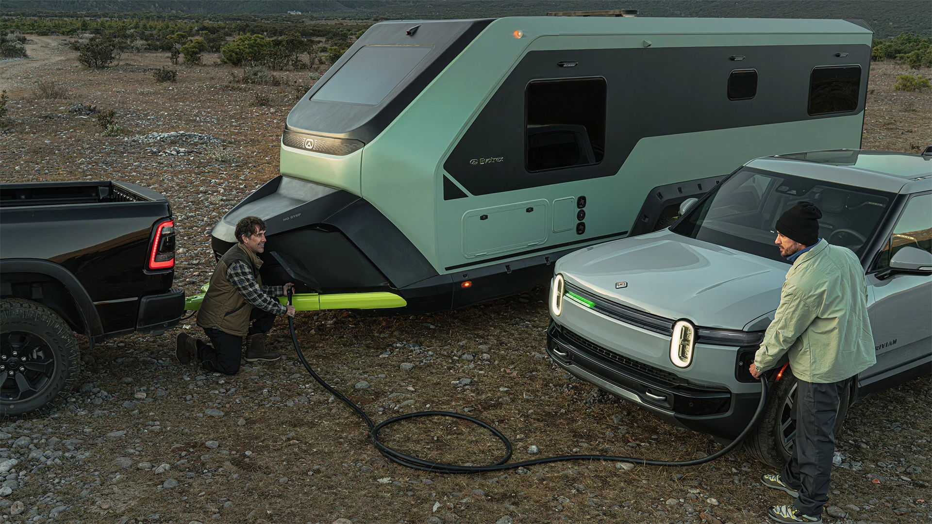 Husvagnen som kan ladda och knuffa elbilen