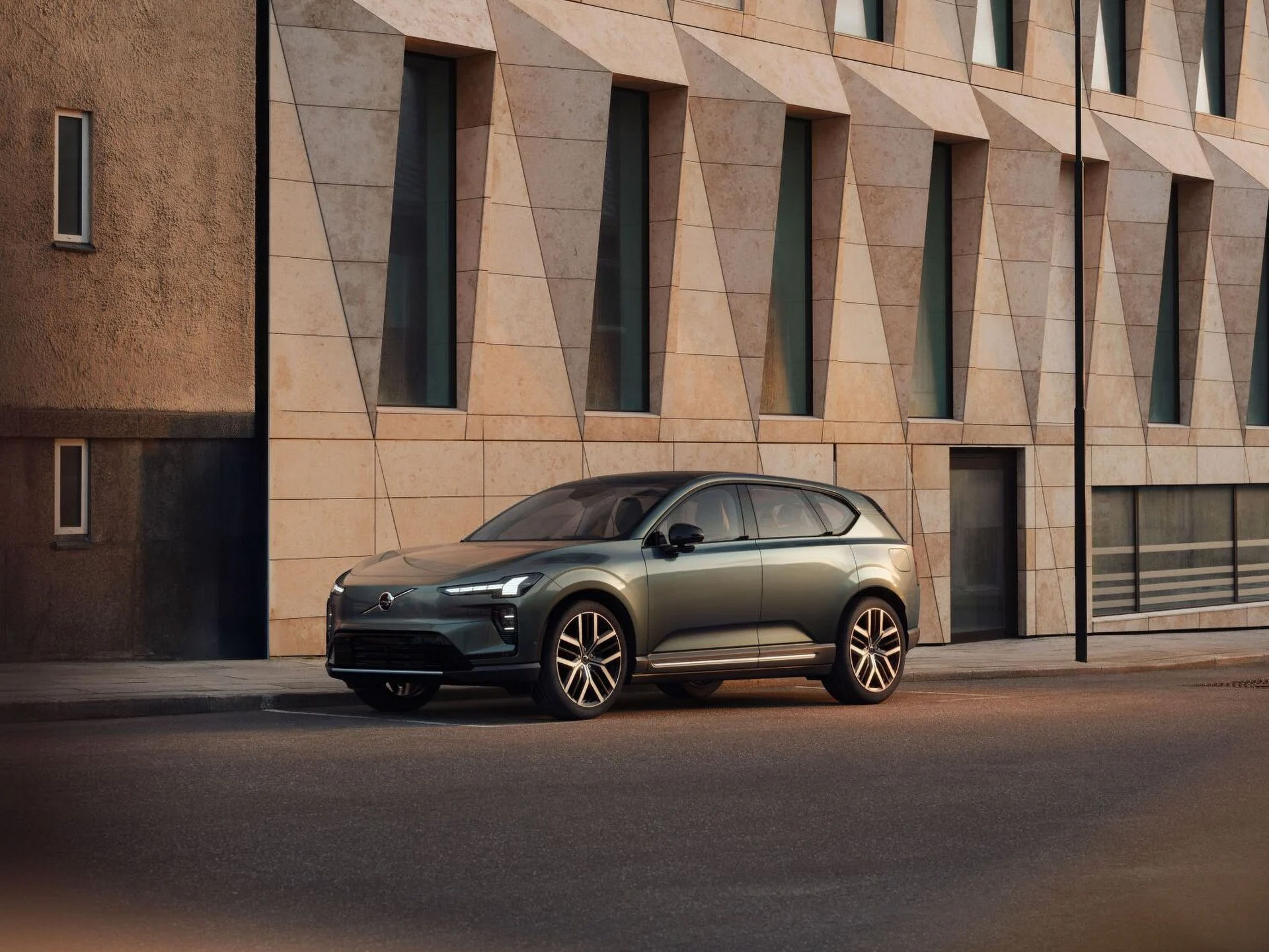 Här är de första bilderna på Volvo EX60!