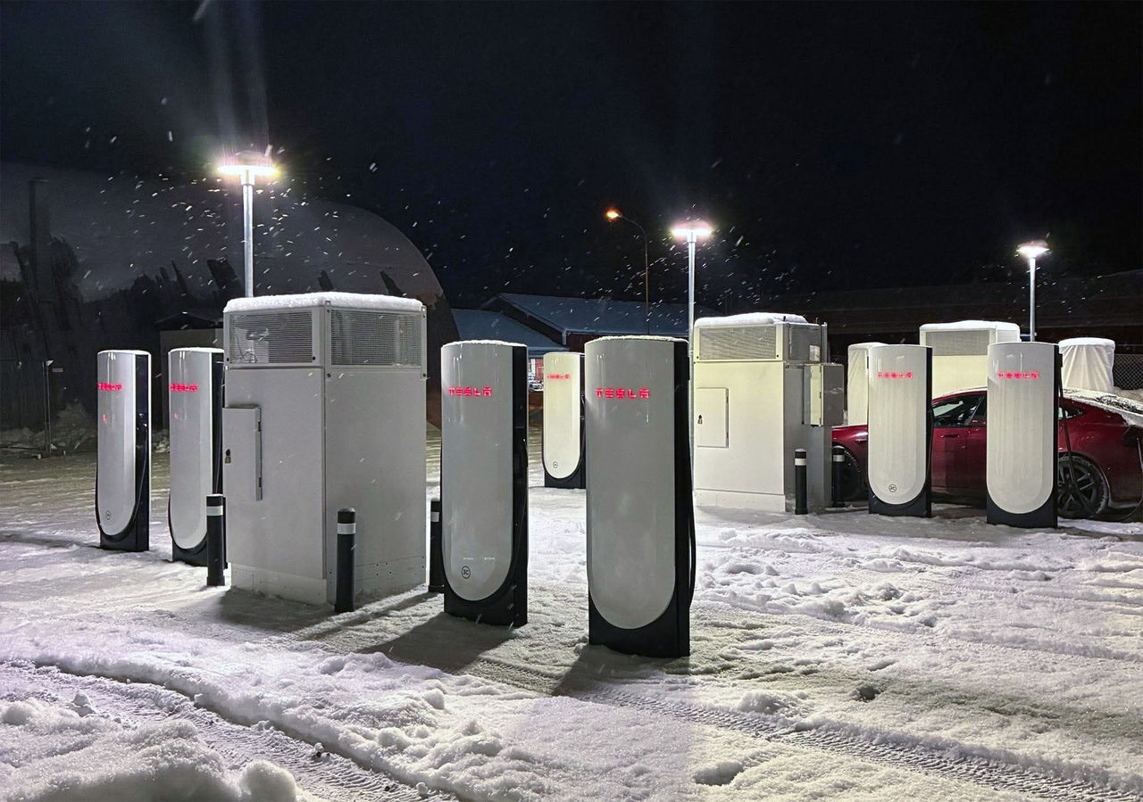 Tesla öppnar laddstationer trots strejken