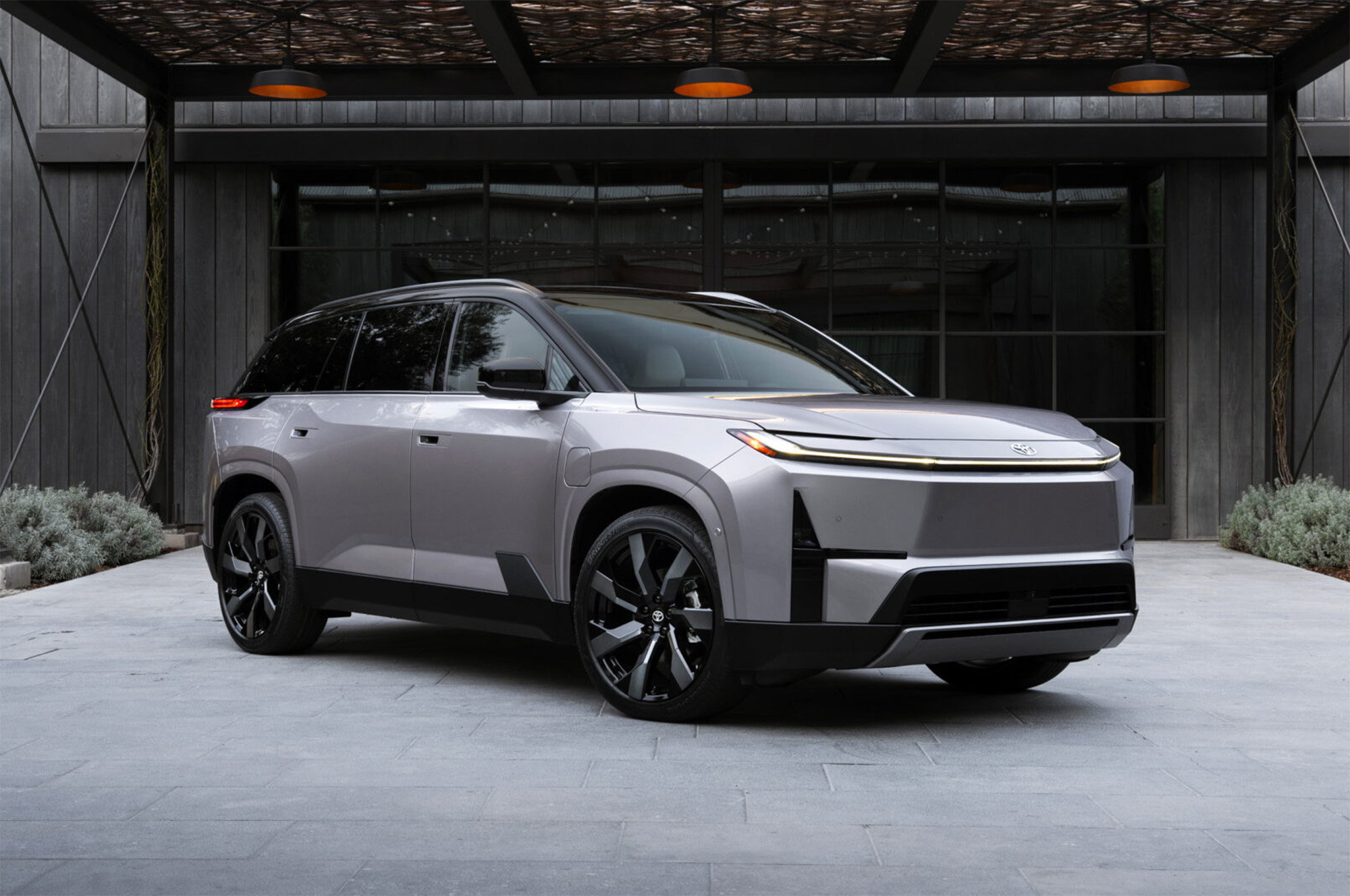 Toyota visar otroligt fet elbil. Highlander har plats för sju.