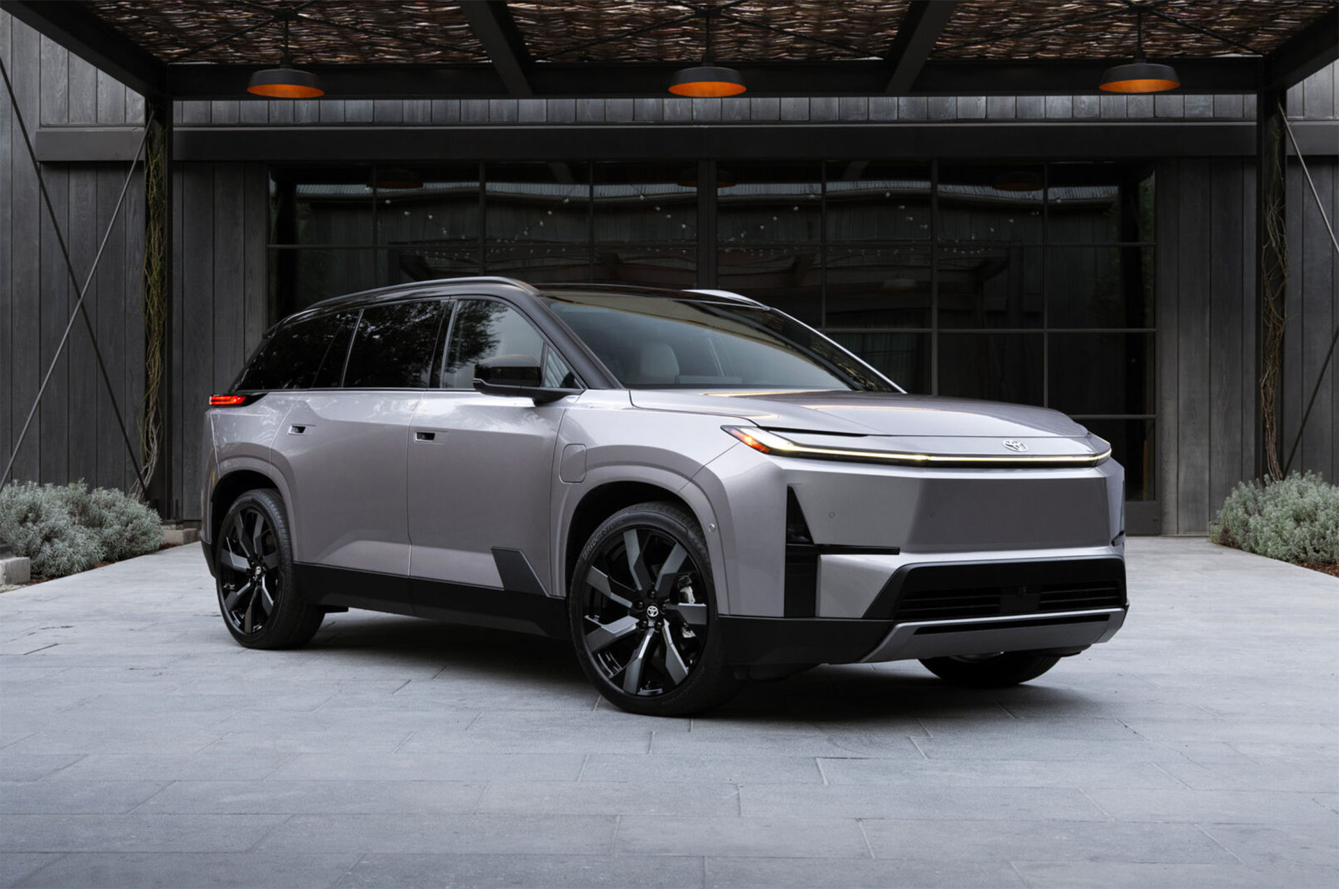 Toyota visar otroligt fet elbil