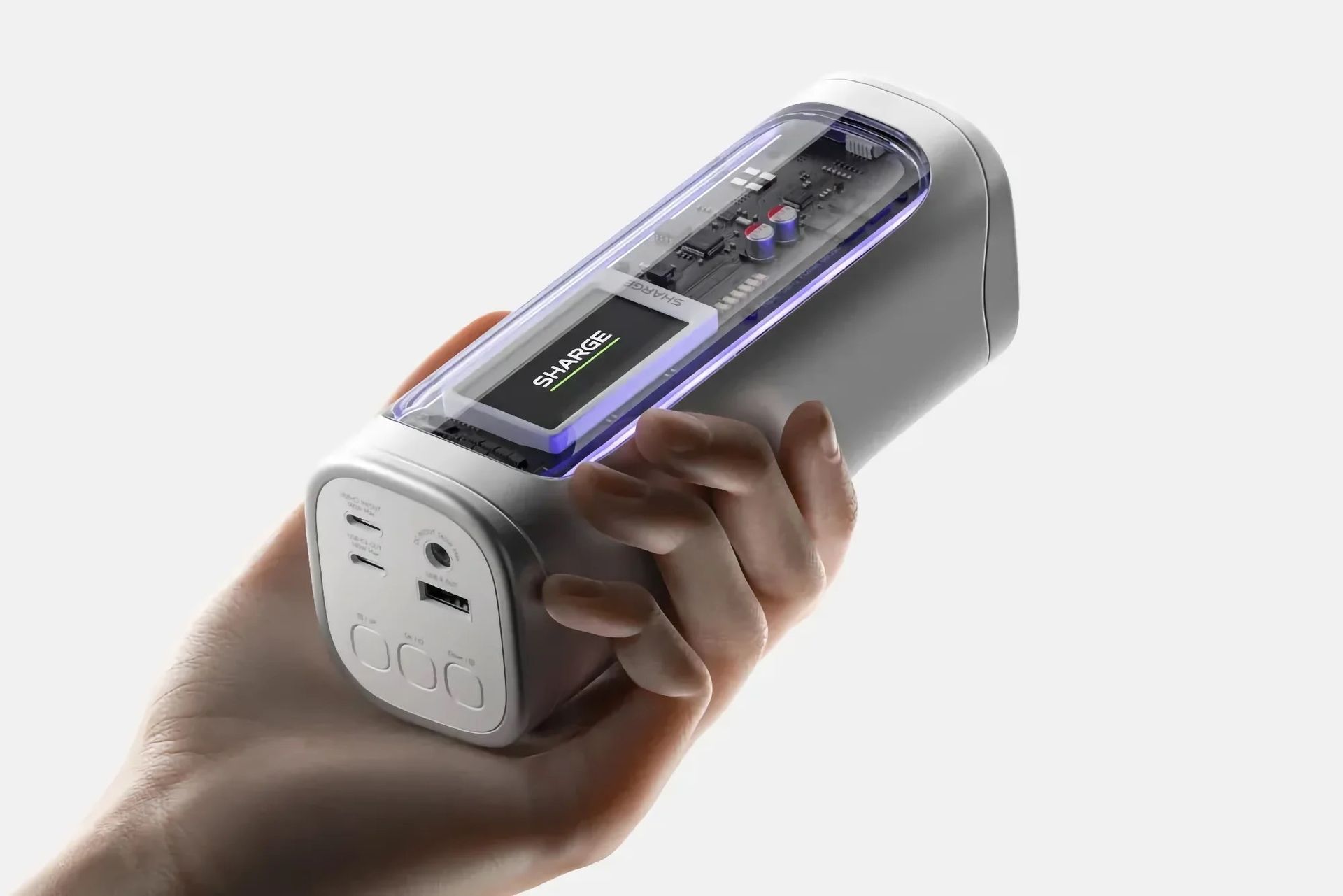 Transparent powerbank laddar två laptops samtidigt