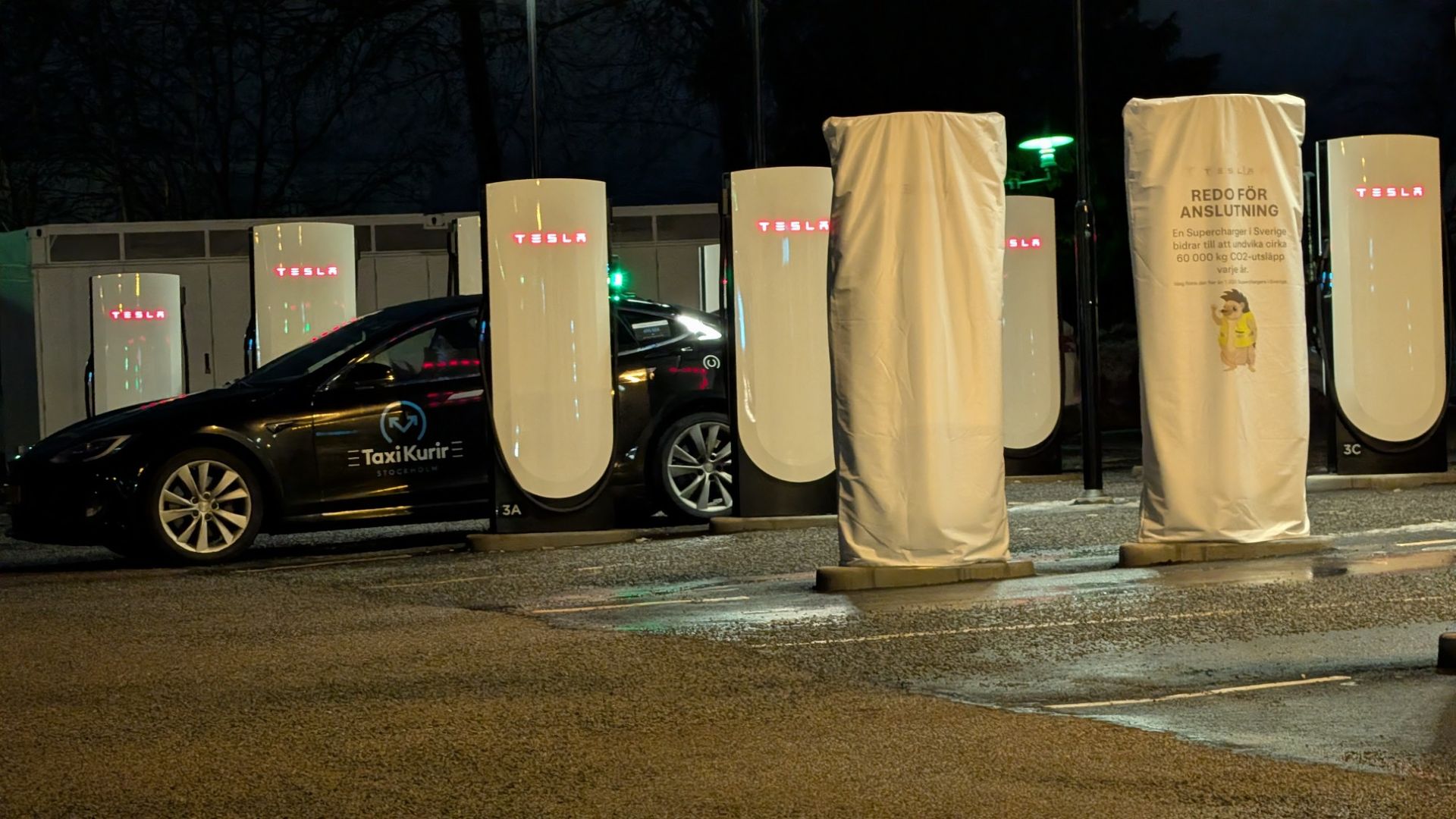 Teslas laddstationer i Arlandastad är i drift