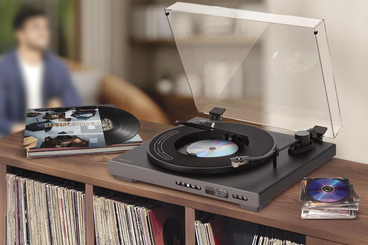 Den här vinylspelaren har en inbyggd cd-spelare