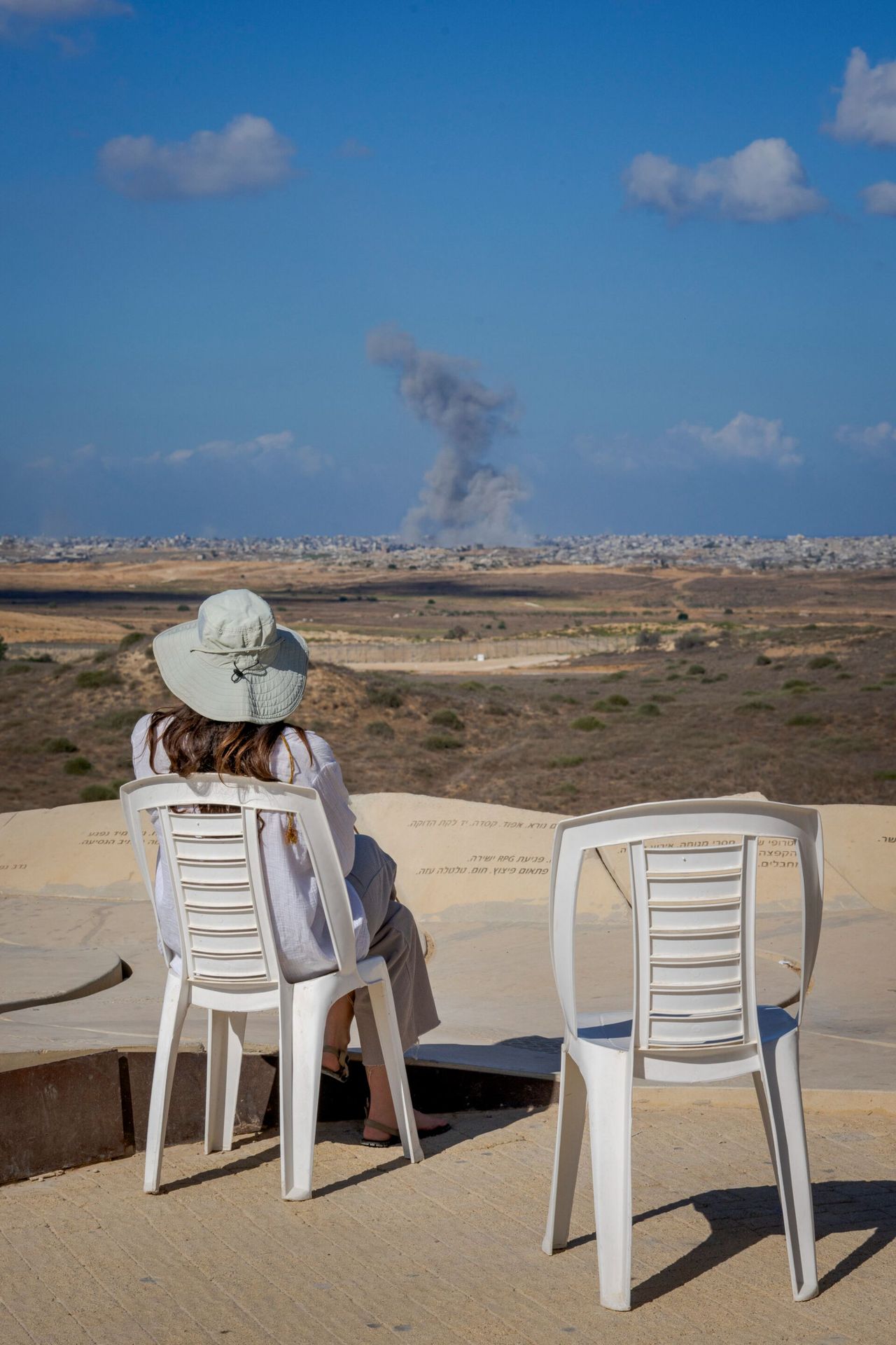 Årets bild: Stol framför Gazas rök