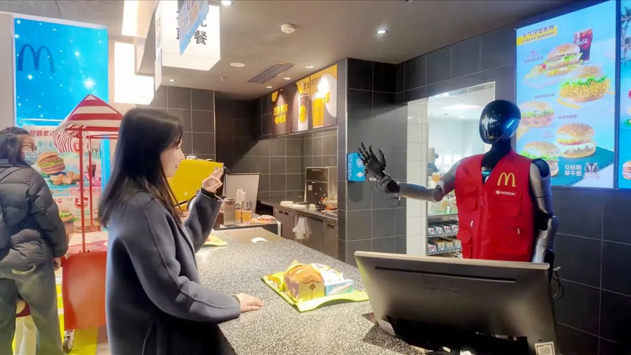 Robotar visar upp sig på McDonalds