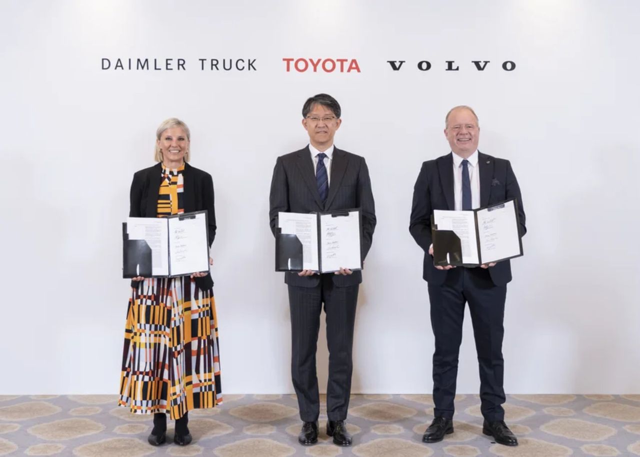 Toyota ska göra bränsleceller med Volvo och Daimler