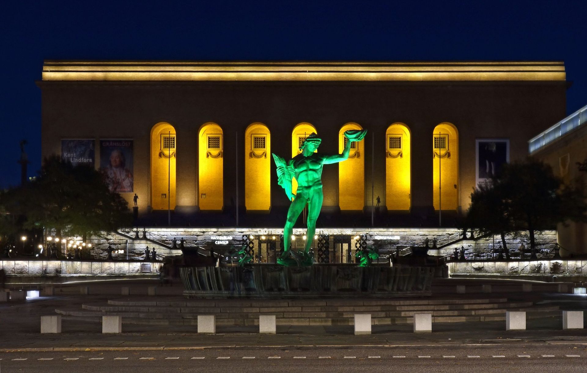 YouTuber gav statyer jättesnoppar