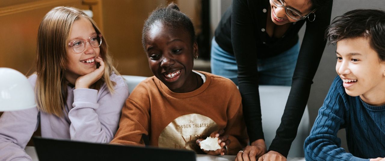 Skolelever programmerar med IT-studenter