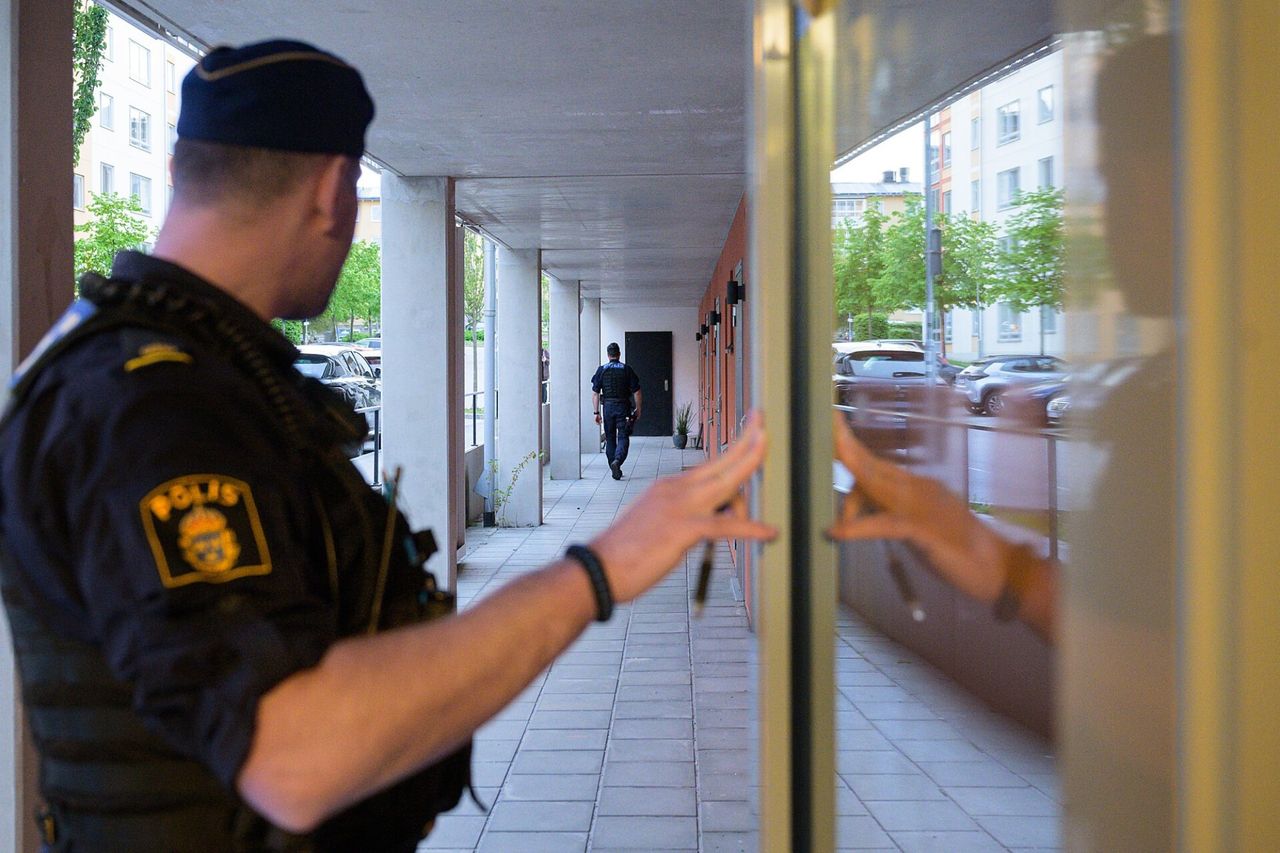 Poliser skippar uniform i privata sociala medier
