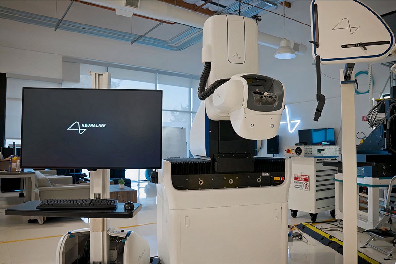Neuralink visar upp robot för hjärnimplantat