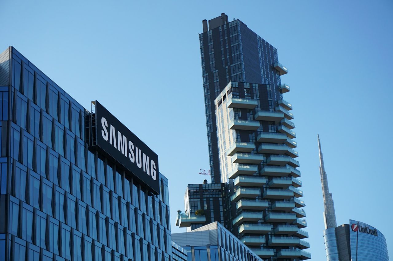 Samsung kliver in i biljardklubben