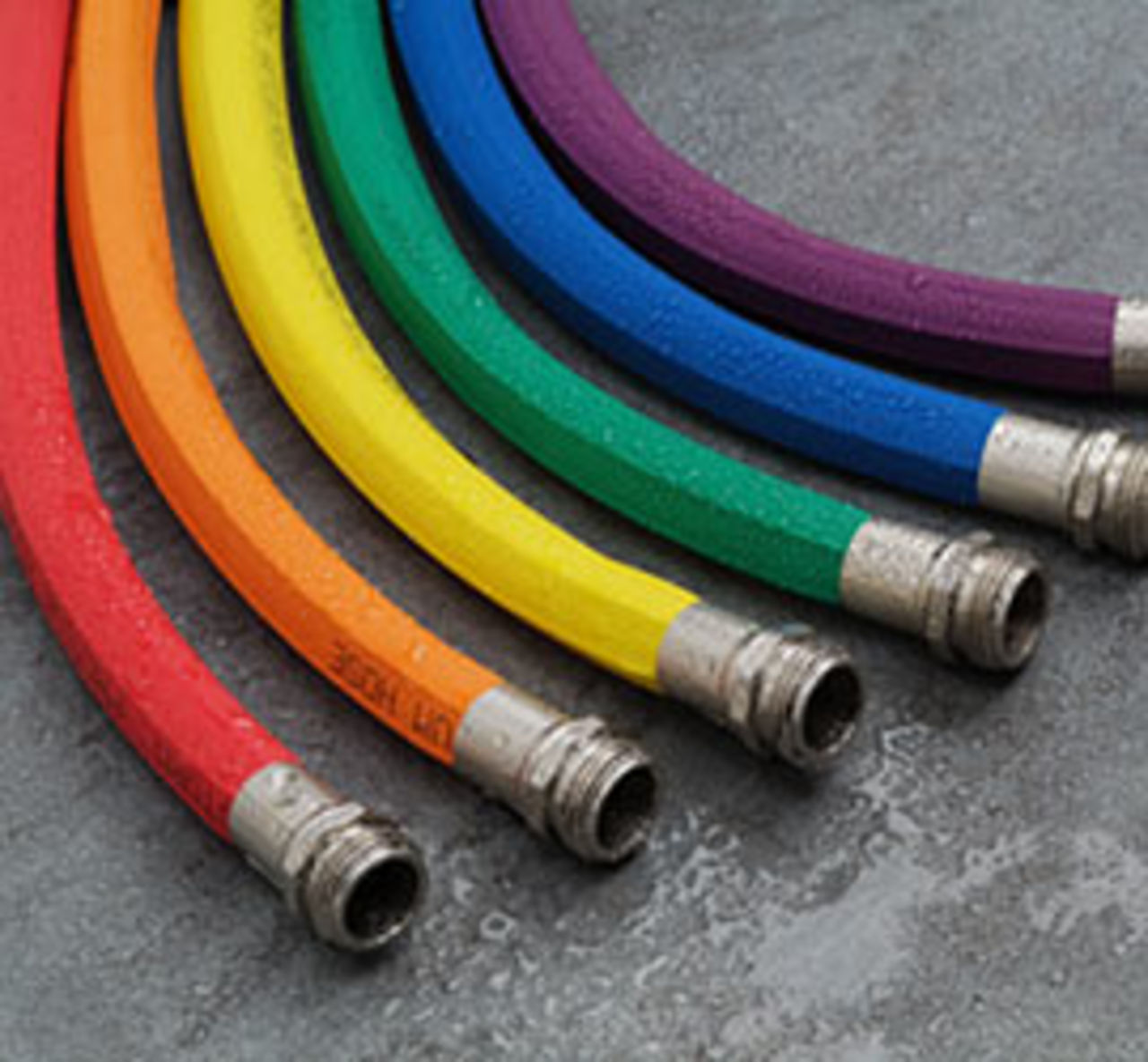 Färgglada trädgårdsslangar