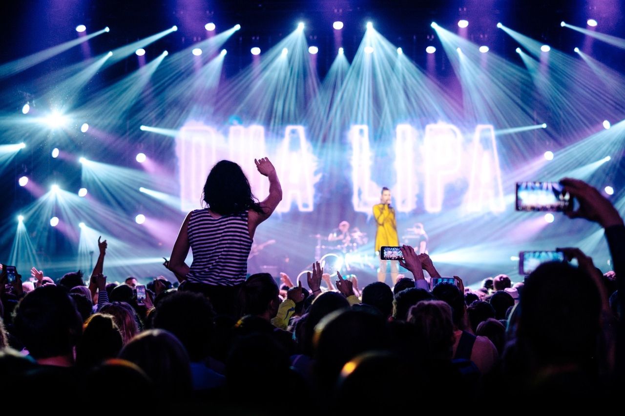 Dua Lipa stämmer Samsung