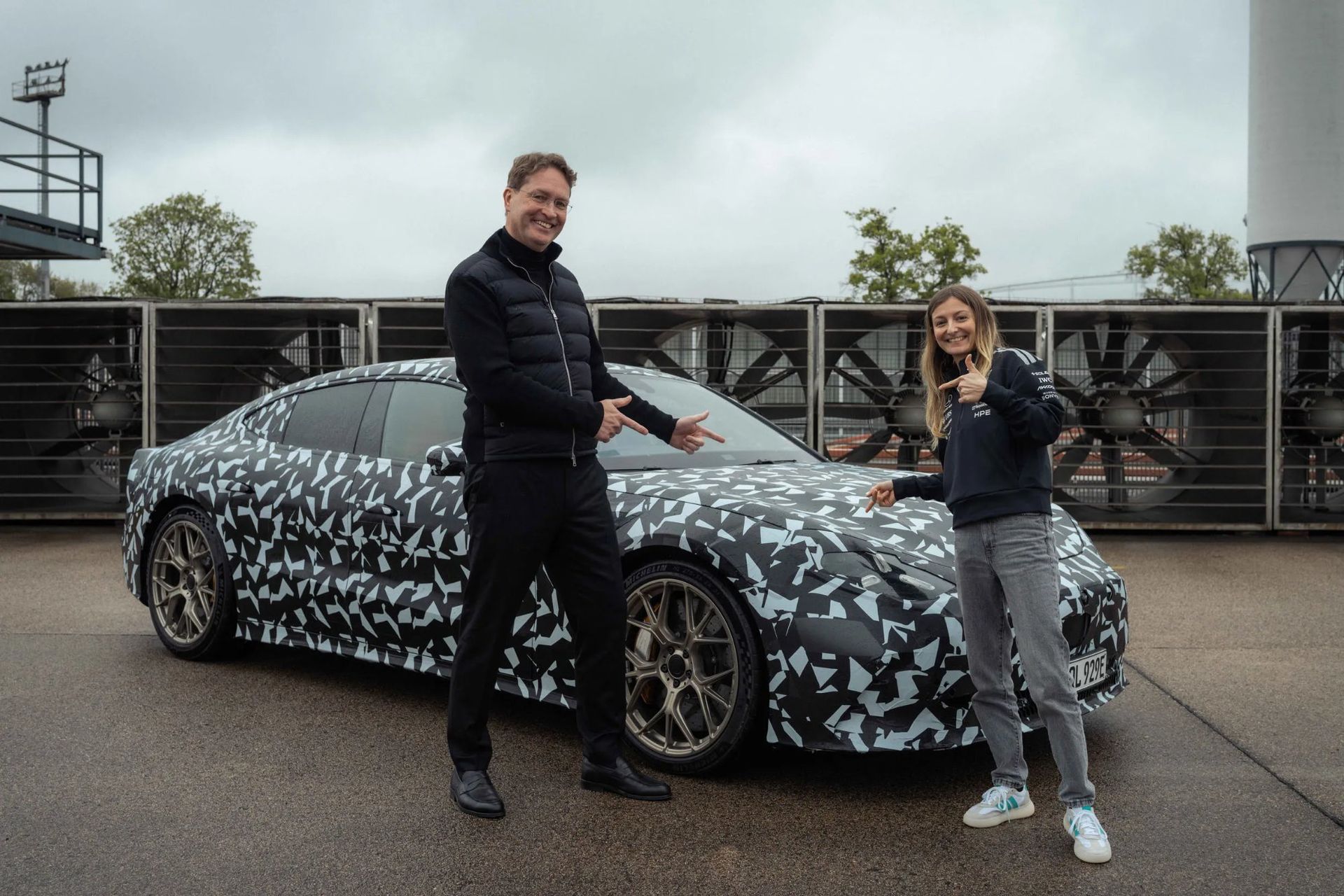 Racerförare gasar på med Mercedes eldrivna GT-modell