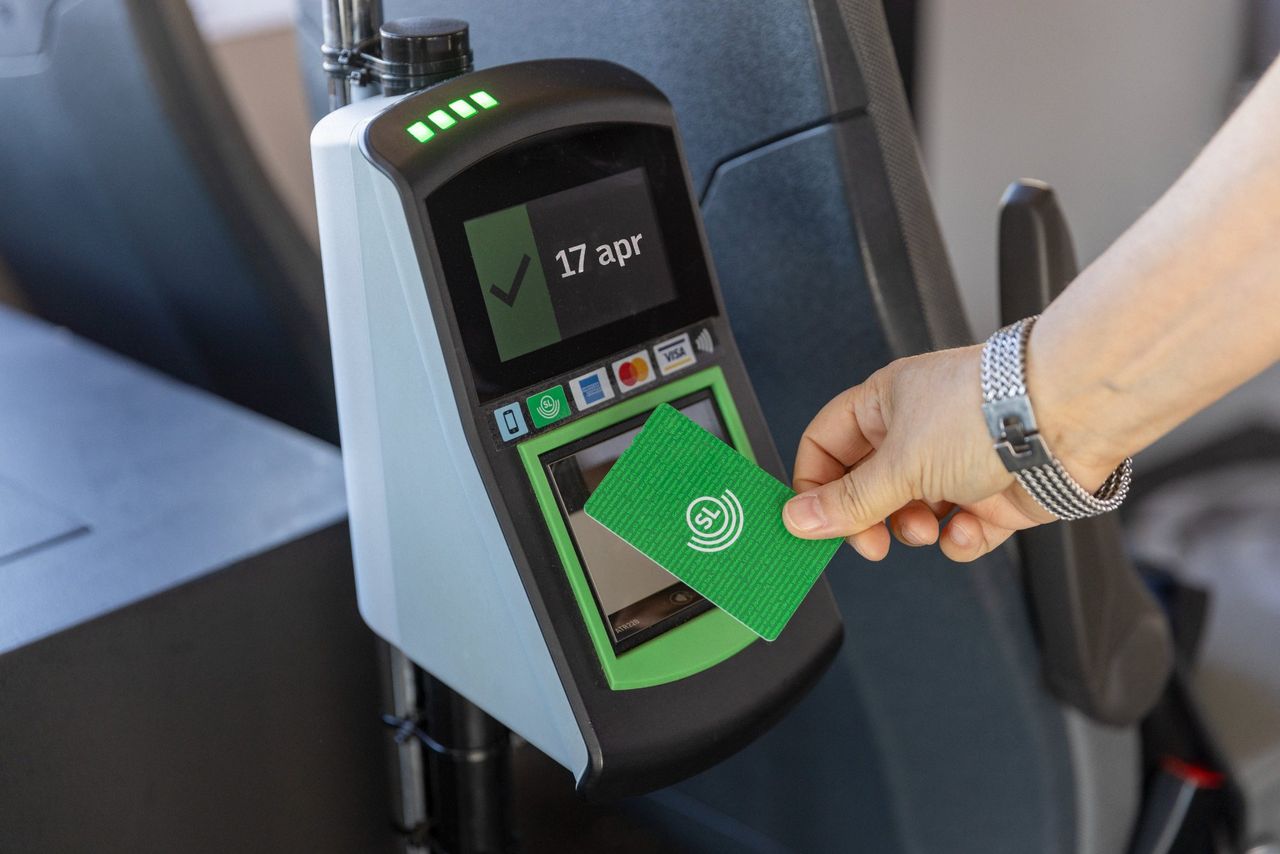 Regeringen och SD vill halvera priset på kollektivtrafik