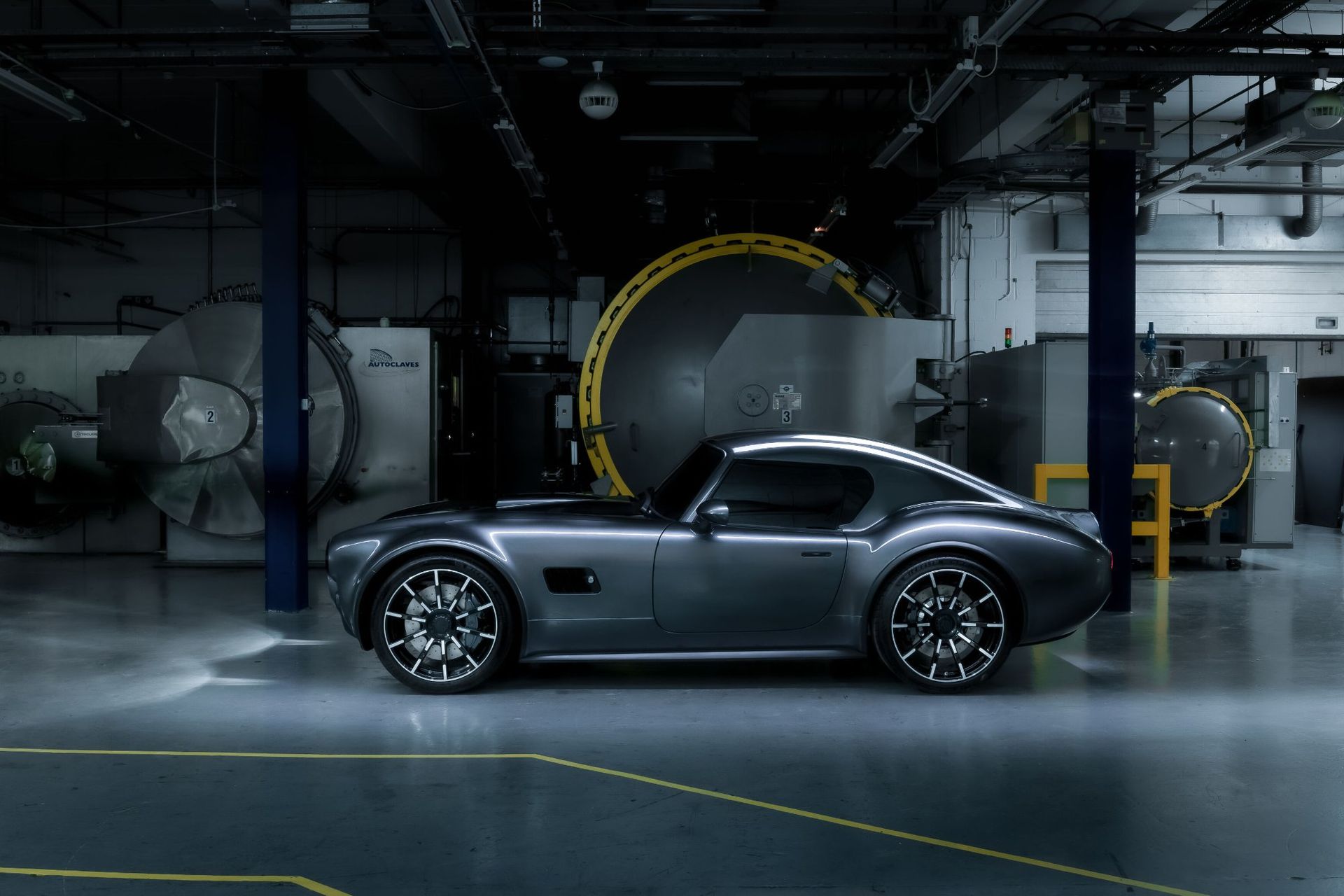 AC Cobra GT Coupe i produktionskläder