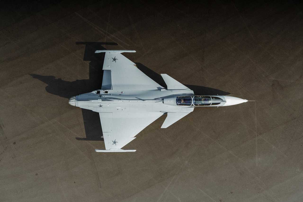 Saab visar upp första Gripen F