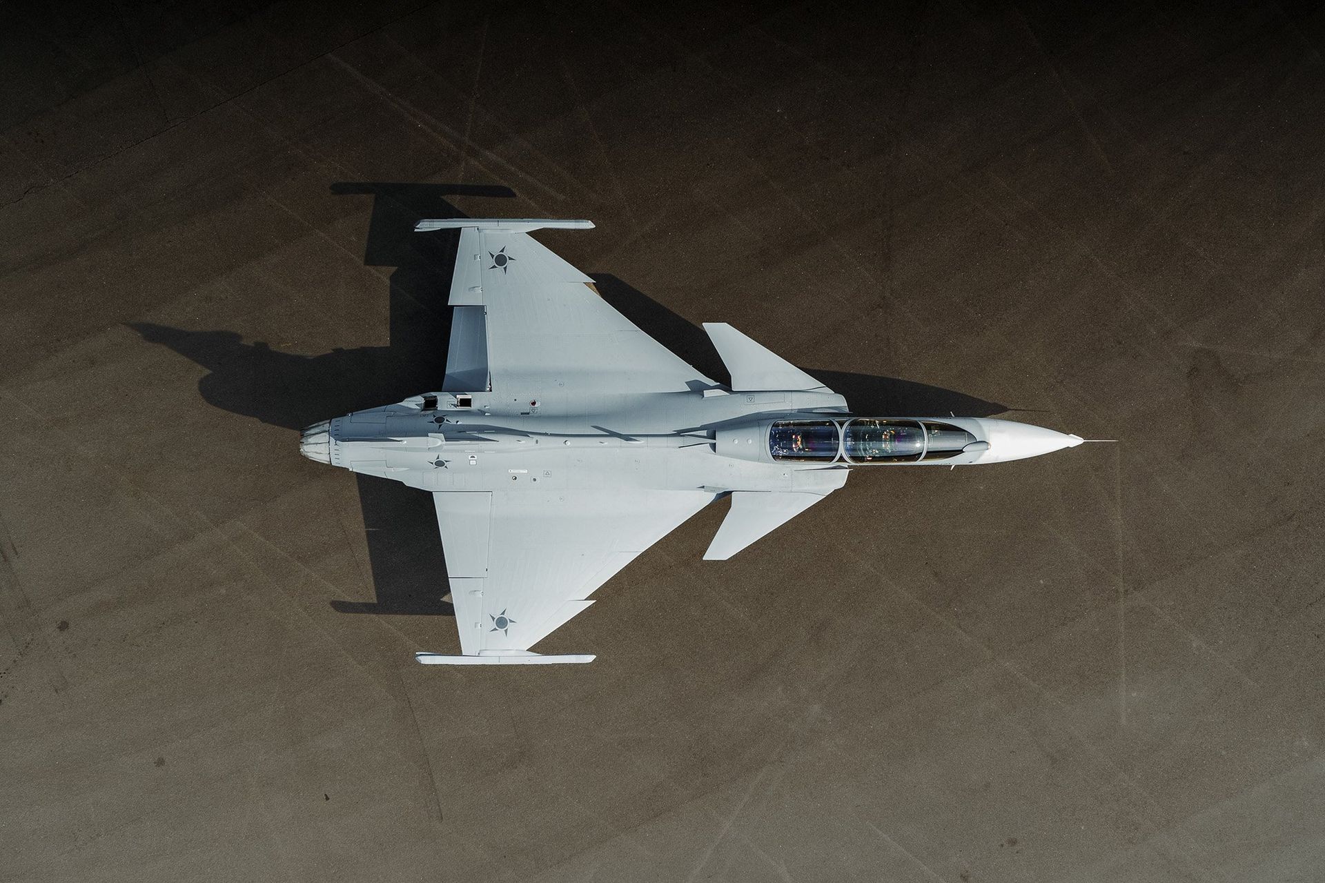 Saab visar upp första Gripen F