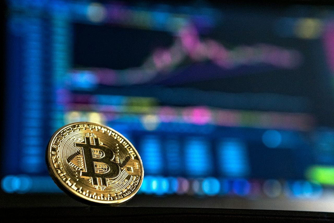 Värdet på bitcoin har halverats sedan i oktober