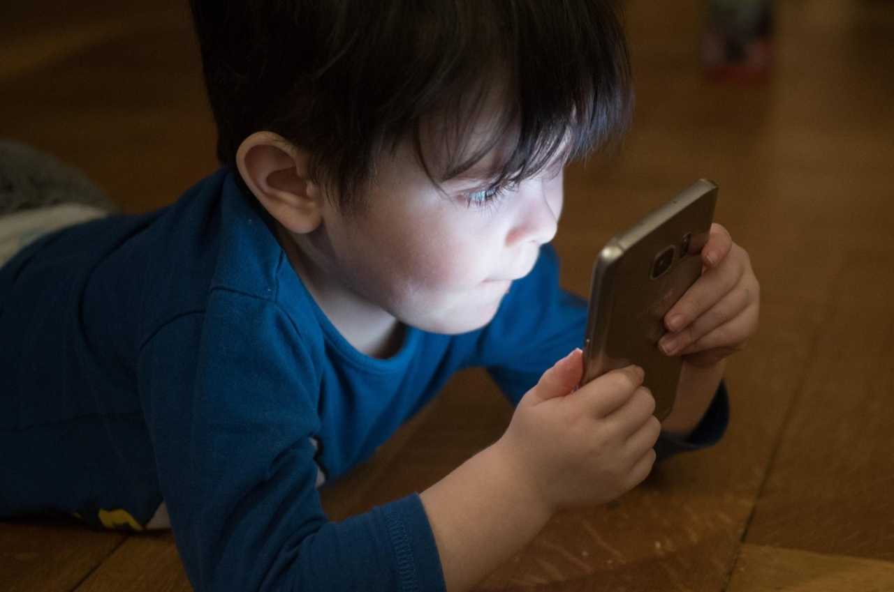 Barn bör inte få smartphones innan de är 13 år