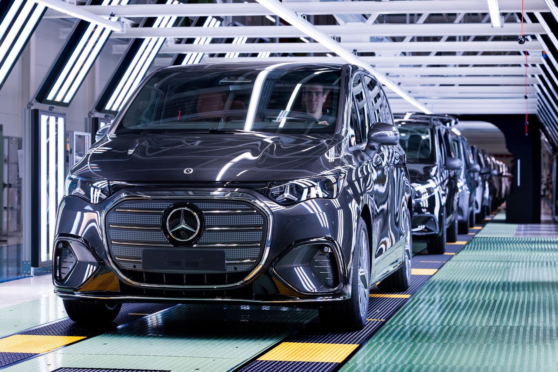 Mercedes minibuss har börjat tillverkas