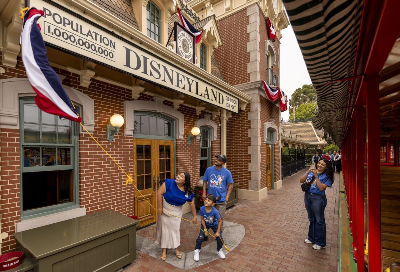 En miljard har varit på Disneyland