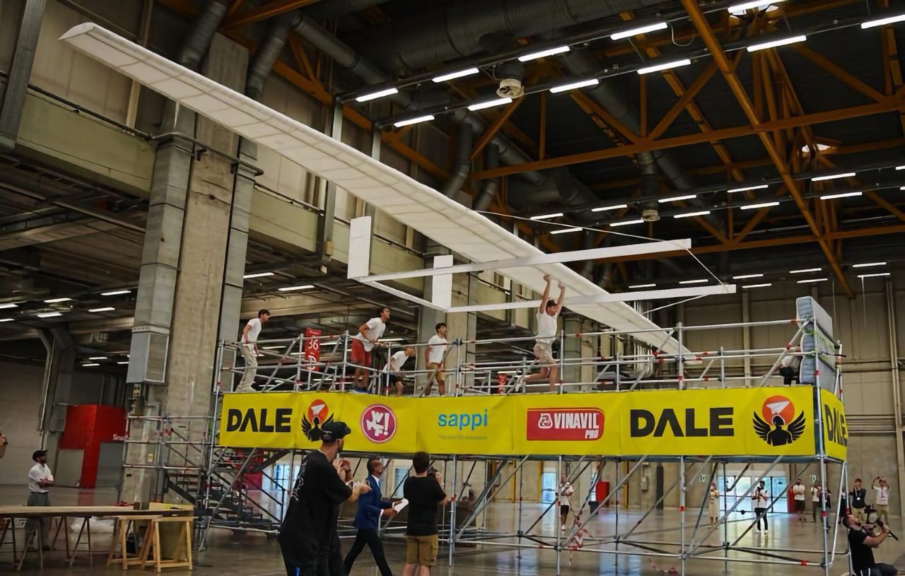 Studenter bygger världens största pappersflygplan
