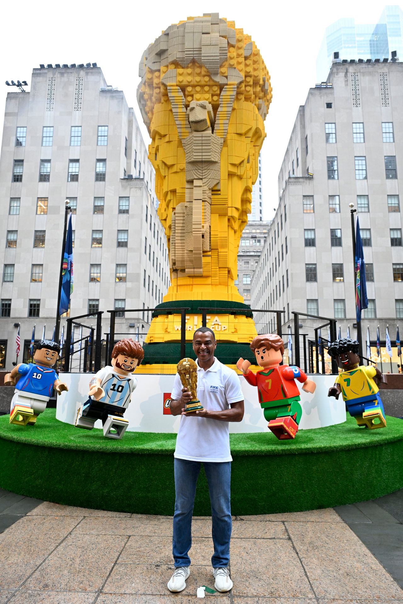 Lego har byggt en enorm VM-pokal i New York