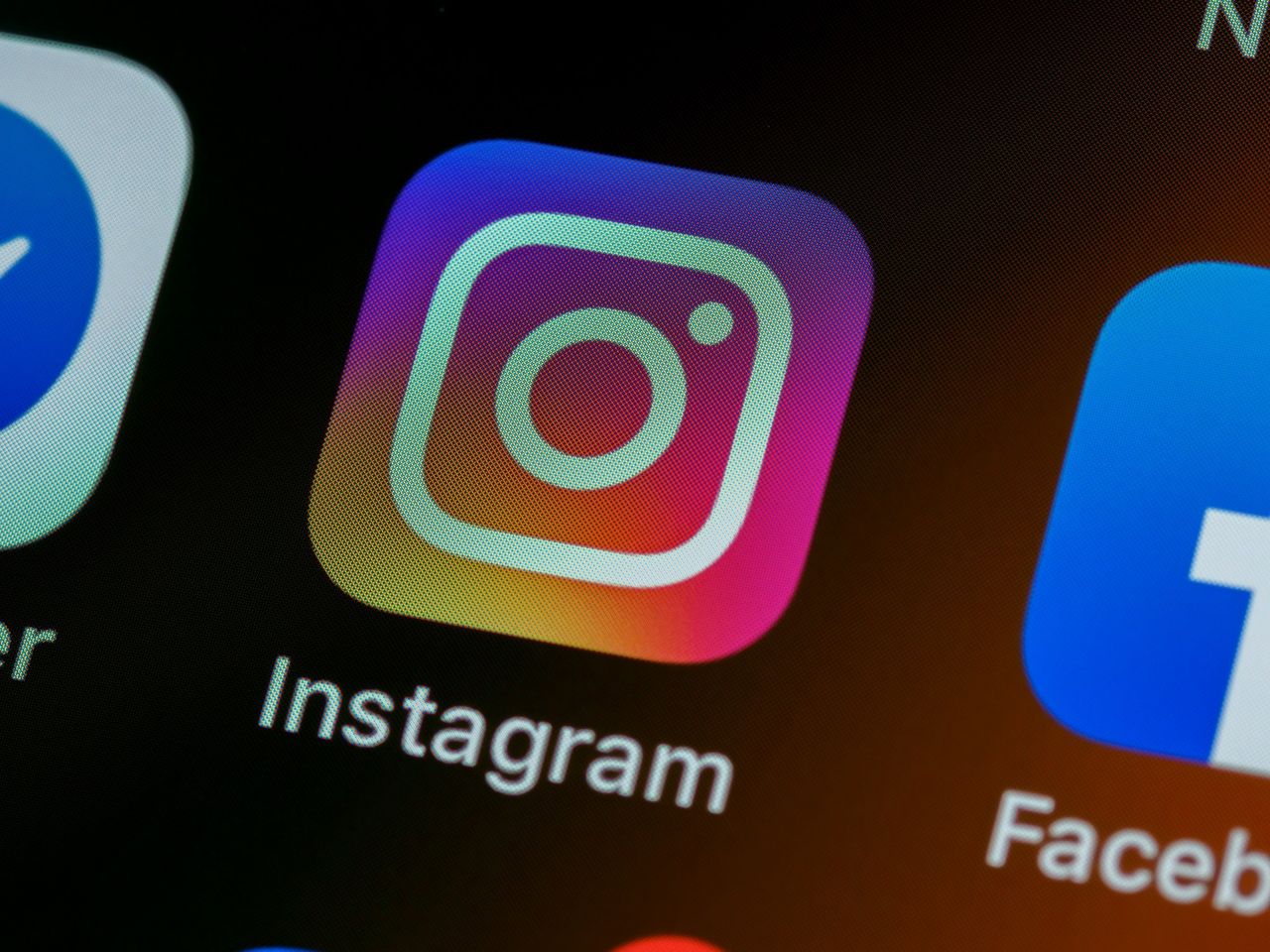 Facebook och Instagram är olagligt beroendeframkallande