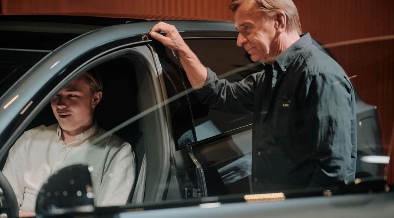 Första Volvo EX60 har levererats till kund