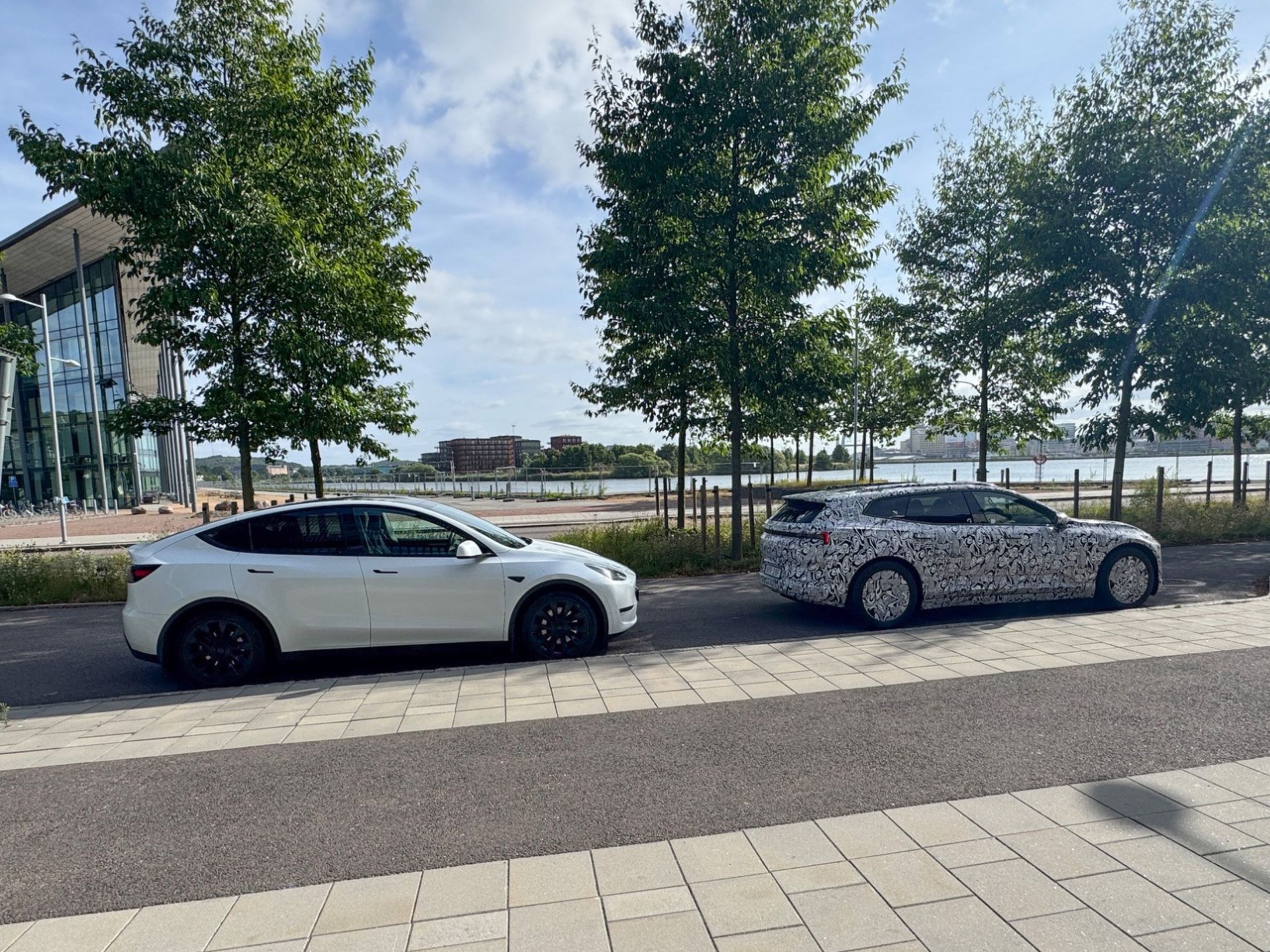 Nya Polestar 4 SUV bredvid en Tesla Model Y