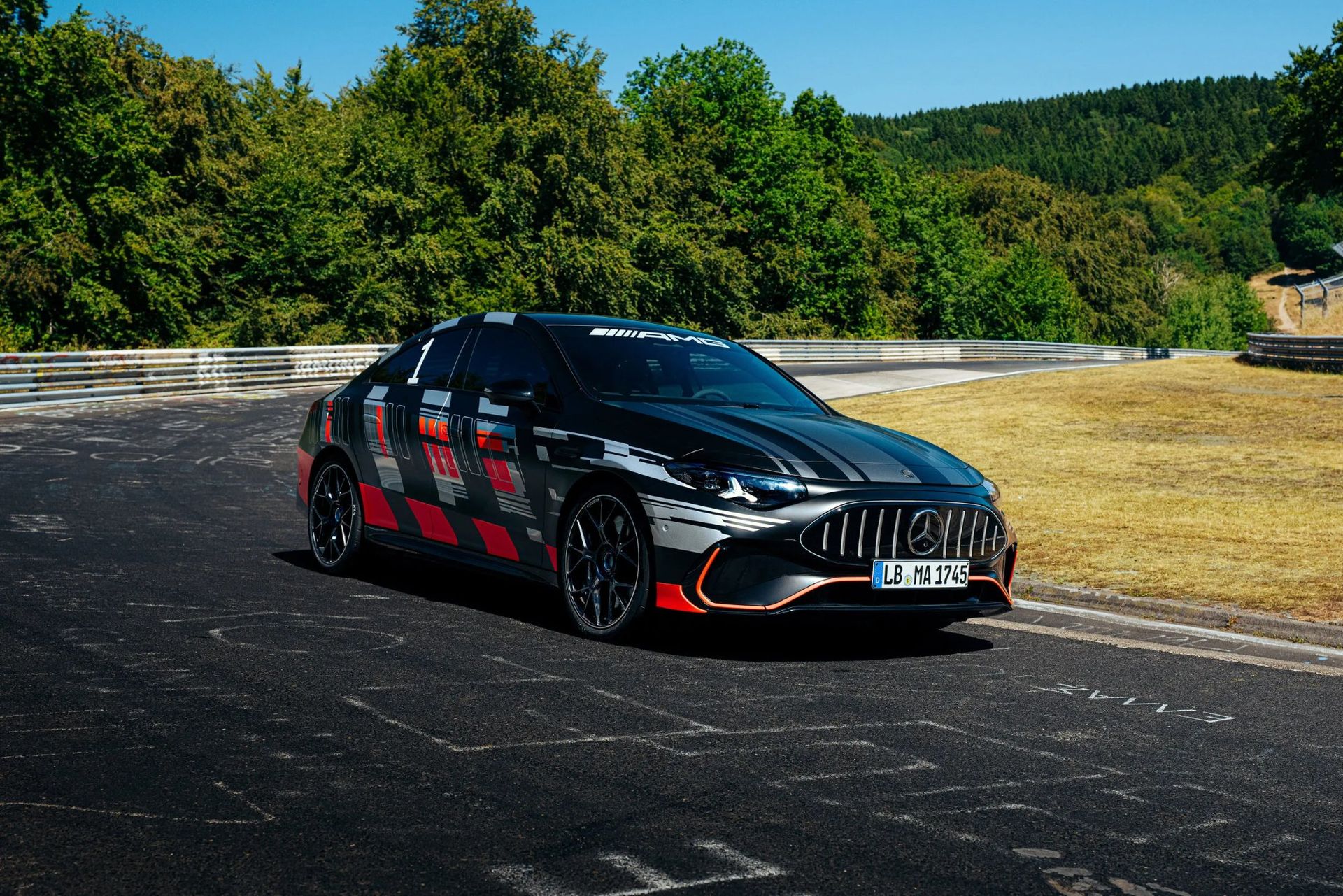 Mercedes eldrivna CLA 45 slog rekord på Nürburgring