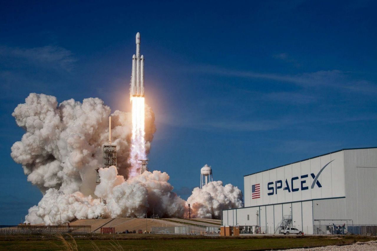 SpaceX visar ökad intäkt och minskad förlust