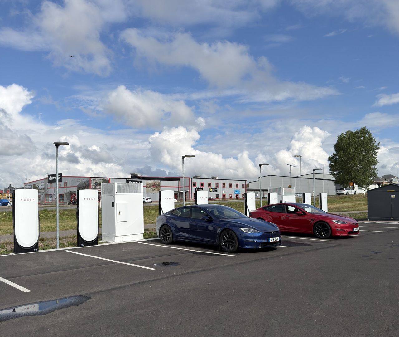 Tesla börjar öppningen av över 250 Superchargers i Sverige
