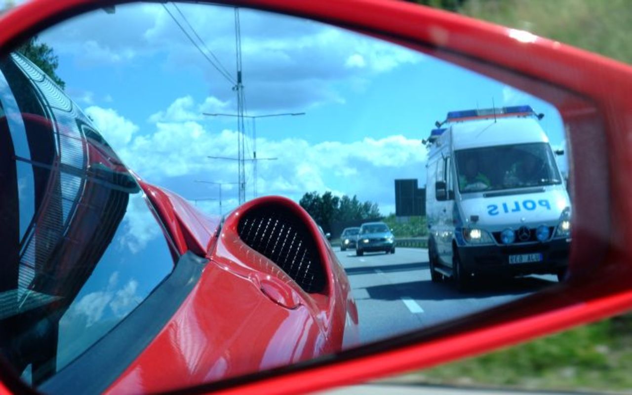 Bild: Kör om polis i F430