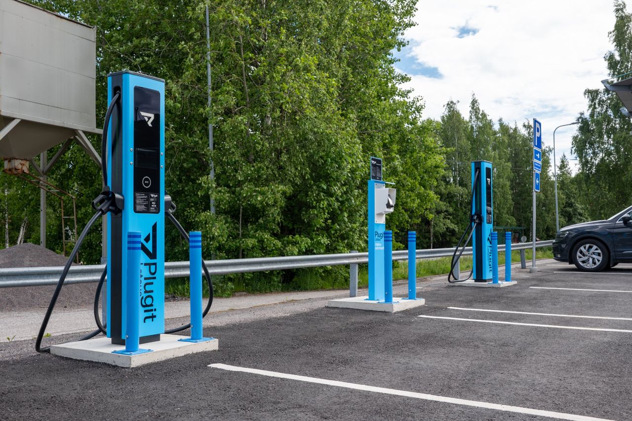 Finska laddoperatören Plugit nu även i Sverige