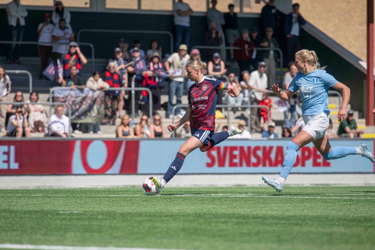 Gillian Anderson köper in sig i svenskt fotbollslag