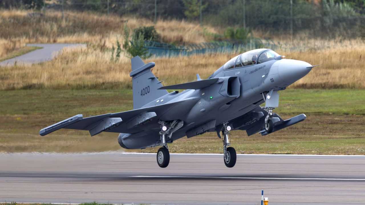 Första flygningen med Gripen F