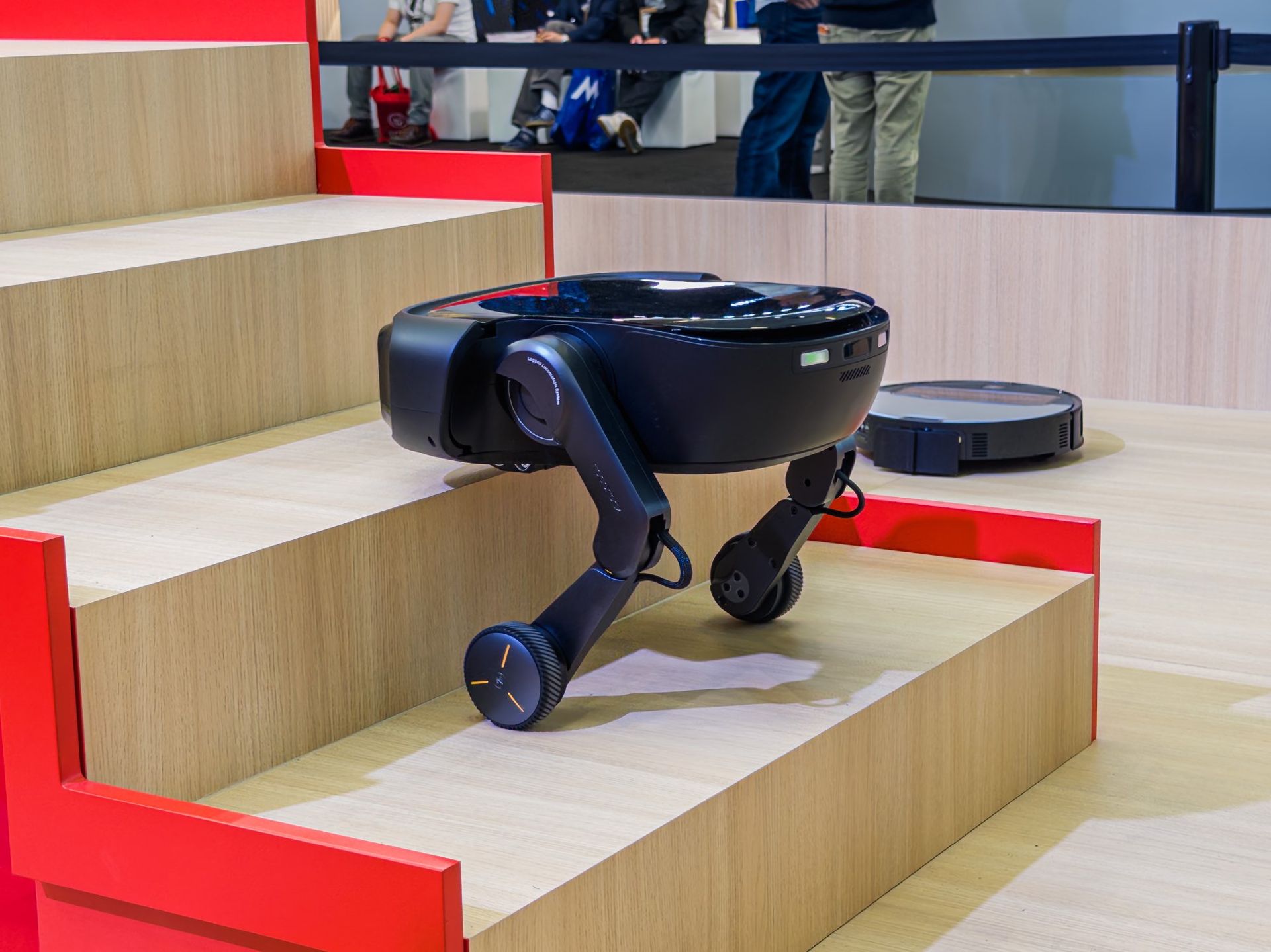 Otroligt söt robotdammsugare kan klättra i trappor