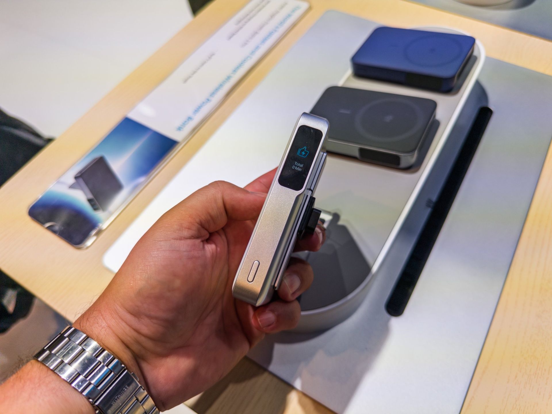 Ankers nya powerbank laddar trådlöst med fart