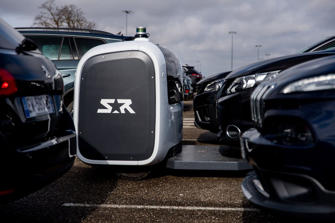 Robotar parkerar bilar på brittisk flygplats