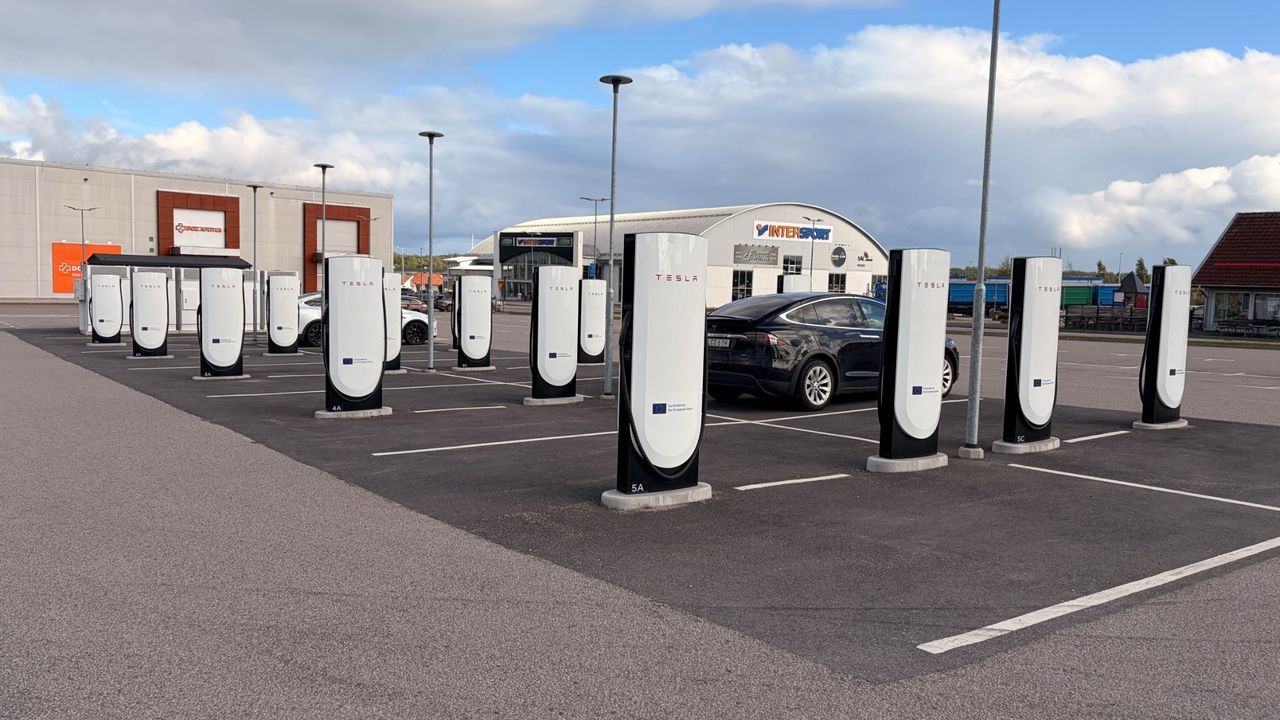 Tesla öppnar snabbladdar-stationen i Ljungby idag