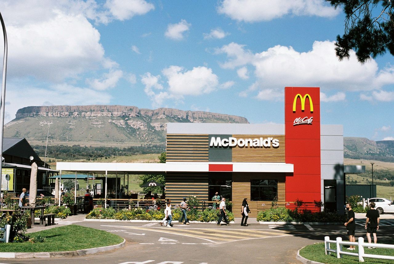 McDonalds börjar testa annonser på drivein-restauranger